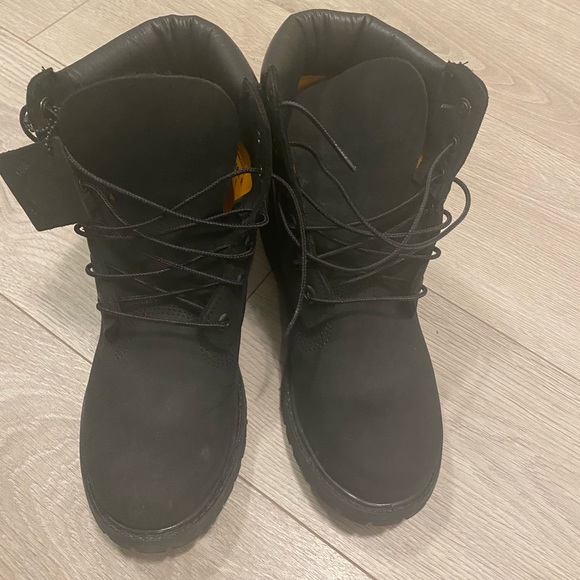 Selling this shoes brand new doesn’t fit anymore. - Picture 4 of 5